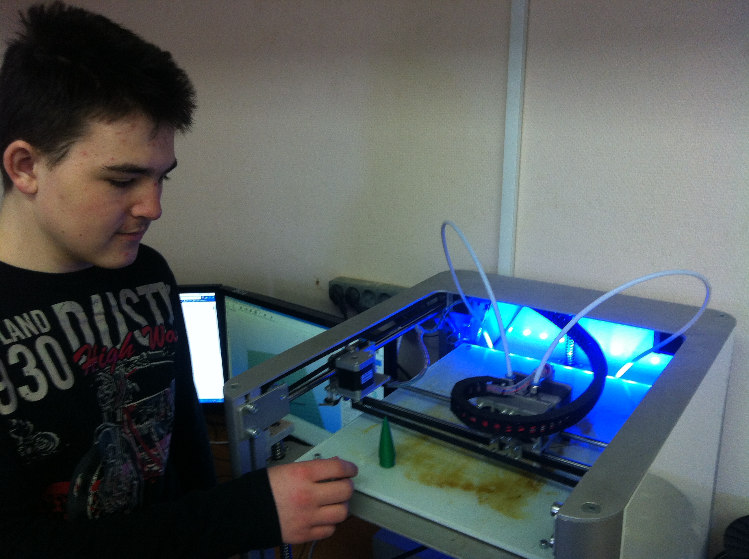 Андрей Киселев отливает на 3D принтере элементы будущих ракет